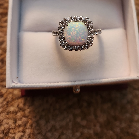White opal cushion cut ring - Picture 5 of 5